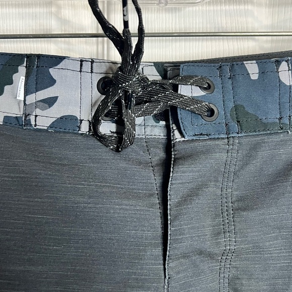 Quicksilver Men’s Mid Length 20” High-Line Board Shorts -Sz 42 - Gray/Gray camo - Picture 8 of 10